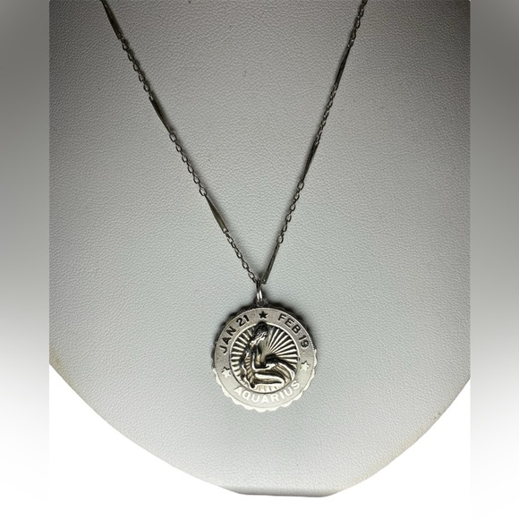 Crea Ster Vintage Zodiac Aquarius Pendant with Monet Chain - Picture 2 of 5
